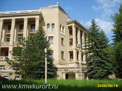 Фасад санатория Орджоникидзе в Кисловодске