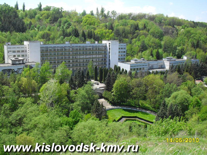 Вид со стороны Курортного парка Кисловодска на санаторий Родник